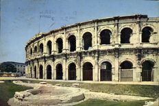 CPM Nimes Gard les Arenes romaines au Premier Plan soubassements d'anciens remparts nouvellement mis