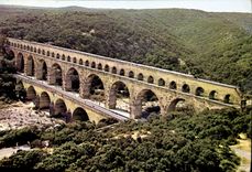 CPM Le port du Gard Gard aqueduc romain 