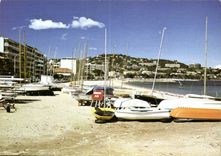 CPM Cannes Alpes Maritimes Plage du Moure Rouge en arriere Plan la Californie 