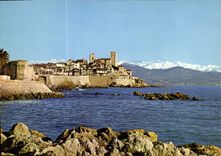 CPM Antibes ses remparts dans le fond la chaine des Alpes 