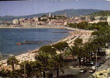 CPM Cannes vue sur le Suquet au 1er plan les Plages de la Croisette 