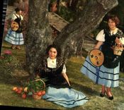 CPM Les Sites Merveilleux de la Cote d'Azur Jeunes filles sous les oliviers Folklore