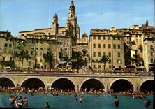 CPM La Cote d'Azur Menton la vieille ville Plage des Sabletes et Eglise St Michel 