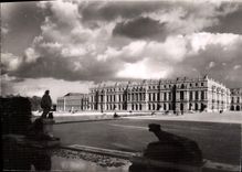 CPM Versailles Le Chateau facade sur le Parc corps central aile nord et parterre des pieces d'eau 