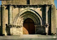 CPM Ile de Re Chte Mme Ars en Re le porche de l'Eglise architectire romane 