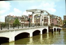 CPM Amsterdam Holland Amsterdam a plus de 800 ponts Voici le plus fameux d'entre eux De Magere Brug 