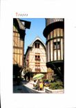 CPM Troyes Aube le secteur pietonnier Place fleurie rue Champeaux au premier plan les cariatides tet