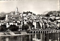 CPM Menton La Vieille Ville le Quai Bonaparte et la Plage des Sablettes 