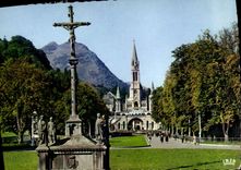 CPM Lourdes La Basilique et le Calvaire Breton 