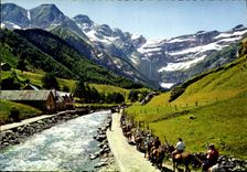 CPM Gavarnie Le Cirque le Gave et la Chaumiere 