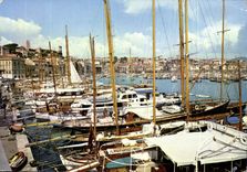 CPM Cannes AM Le Quai St Pierre et le Suquet Un coin du Port 