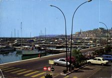 CPM Menton AM Le nouveau port de plaisance de Garavan Au fond le Vieux Menton 