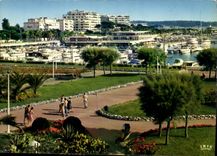 CPM Cannes A Mmes Le Port Canto et les Jardins 