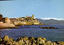 CPM Antibes Ses Remparts dans le fond la Chaine des Alpes 