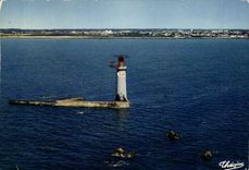 CPM Les Sables d'Olonne Vendee Perie de la Cote de Lumiere au fond la Chaume et la Plage de la Parac