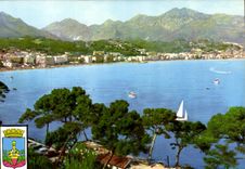 CPM La Cote d'Azur Roquebrune Cap Martin Vue sur Roquebrune plage et Menton prise de la route du Cap