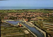 CPM Ile De Re Ars en Re Vue generale sur le Port Au fond la Ville et l'Eglise 