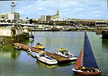 CPM Royan Charente Maritime L'entree du Port Bateaux de peche