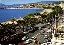 CPM Cannes Cote d'Azur la Croisette au fond le Suquet 