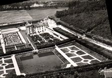 CPM En Touraine Villandry Indre et Loire vue aerienne le Chateau et les jardin 