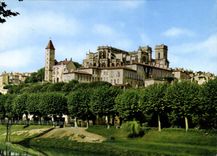 CPM Auch Gers la Basilique Ste Marie et la Tour d'Armagnac vue prise des bords du Gers 