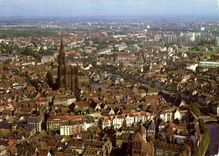 CPM Strasbourg Bas Rhin la Cathedrale XIII S dominant les vieux toits de tuiles du centre ville 