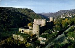 CPM Gorges de la Sioule le Chateau feodal de Chouvigny Allier dominant la Sioule 