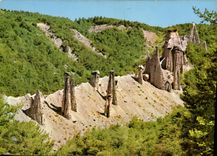 CPM Les Alpes sur la route Savines le Lac Barcelonnette les demoiselles Coiffees du Sauze Curiosite 