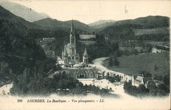 CPA Lourdes la Basilique Vue plongeante 