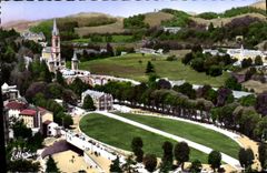 CPA Lourdes la Basilique la Basilique Souterraine St Pie X recouverte de Gazon a l'extreme gauche en