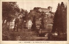 CPA Lourdes Le Chateau Fort et le Gave 