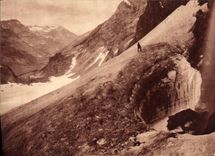 CPA Toute la France Gavarnie H P le gouffre de la cascade en hiver au fond l'entree du Cirque 