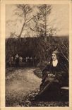 CPA Sainte Therese de l'Enfant Jesus assise dans le Jardin du Carmel 