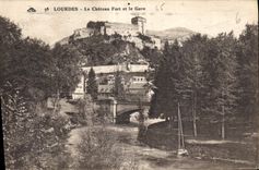 CPA Lourdes Le Chateau Fort et le Gave 