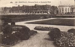 CPA Deauville Parterres fleuris et Normandy Hotel 