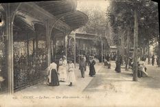 CPA Vichy Le Parc Une Allee Souverte 