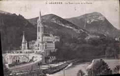 CPA Lourdes La Basilique et le Gave 