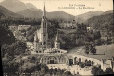 CPA Les Pyrenees Lourdes La Basilique 