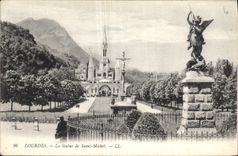 CPA Lourdes La Statue de Saint Michel 