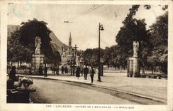 CPA Lourdes Entree de L'Esplanade La Basilique 