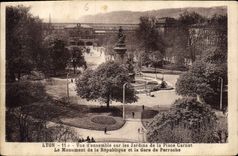 CPA Lyon Vue d'ensemble sur les Jardins de la Place Carnot Le monument de la Republique et la Gare d