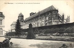 CPA Bourges La Cathedrale vu du Jardin de l'Archveche 