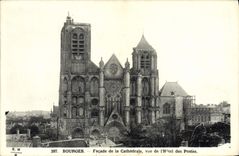 CPA Bourges Facade de la Cathedrale vue de l'Hotel des Postes 