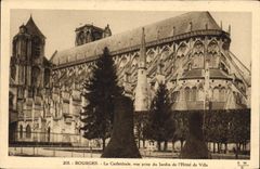 CPA Bourges La Cathedrale vue prise du Jardin de l'Hotel de Ville 