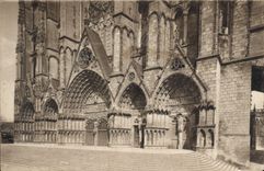 CPA Bourges les Portails de la Cathedrale 