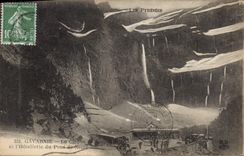 CPA Les Pyrenees Gavarnie le Cirque el l'Hotellerie du Pont de Neige 