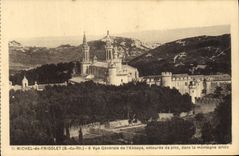 CPA St Michel de Frigolet B du Rh vue generale de l'Abbaye entouree de Pins dans la Montagne aride 