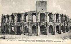CPA Arles les Arenes les tours furent transformees en Citadelle au Moyen Age 