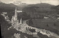 CPA Les Pyrenees Lourdes la Basilique 