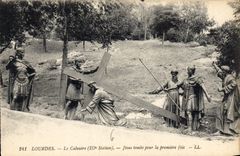 CPA Lourdes le Calvaire III station Juses tombe pour la premiere fois 